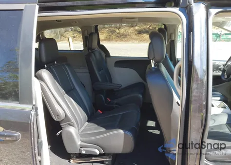 2015 Chrysler Town & Country Touring z USA, uszkodzony, nr VIN 2C4RC1BGXFR726137